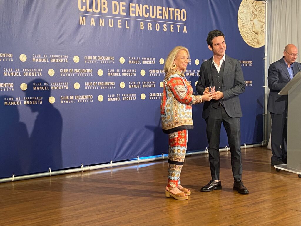 El Club de Encuentro Manuel Broseta entrega un reconocimiento a nuestro Director D. Pablo González Tornel.